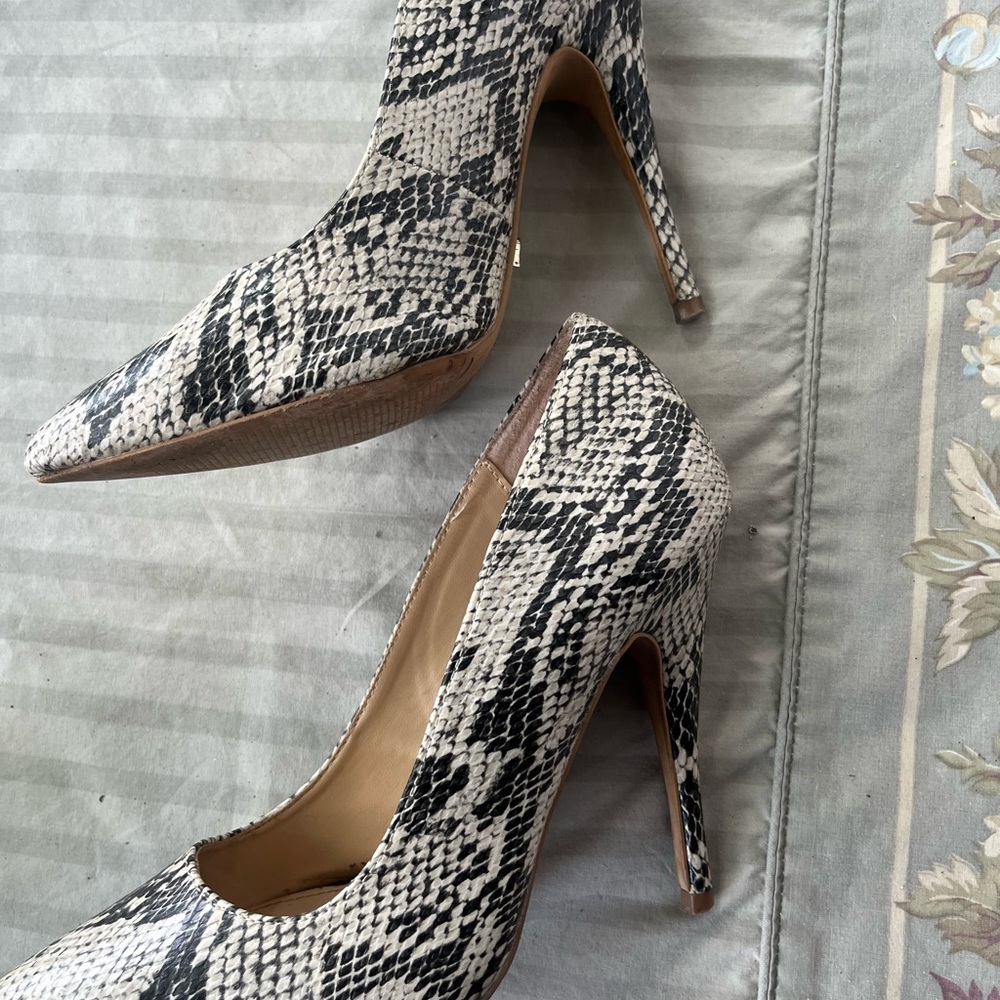 Elegant Snakeskin Patterned Women's Heels - Picture 2 of 5